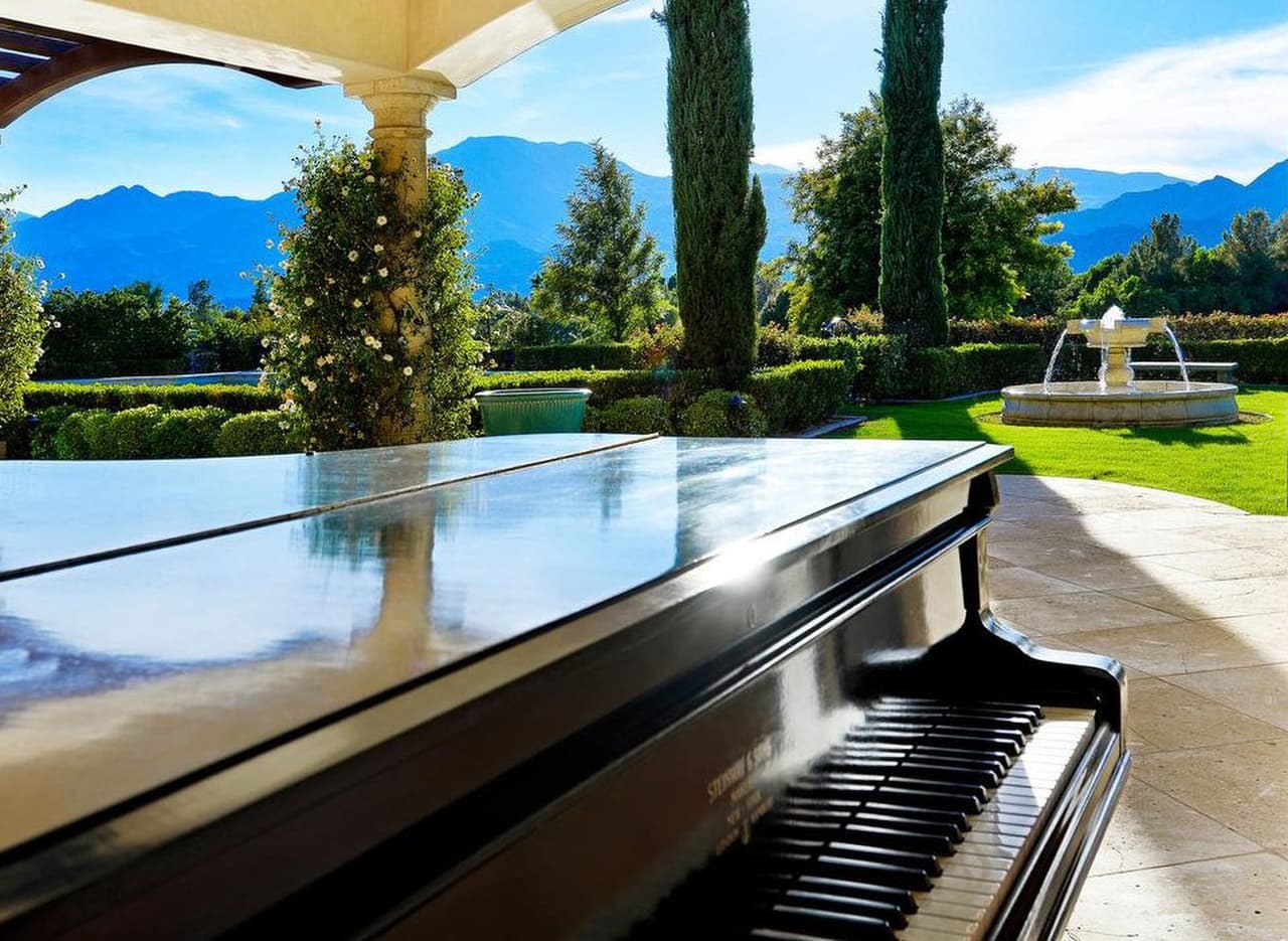 Se retiraron de la residencia de Miami Beach después de que fueron fotografiados besándose en su balcón y argumentaron falta de privacidad.