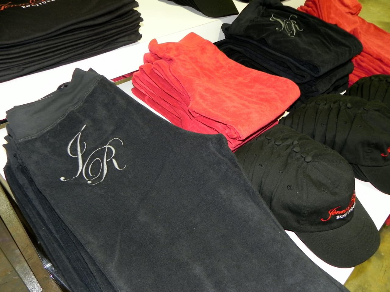 Jenni Rivera pasó tres años planeando la apertura de una tienda de ropa para expandir su marca. Después de su muerte, en noiembre del 2013, su familia finalizó el proyecto y abrió una boutique en Panorama City, California.