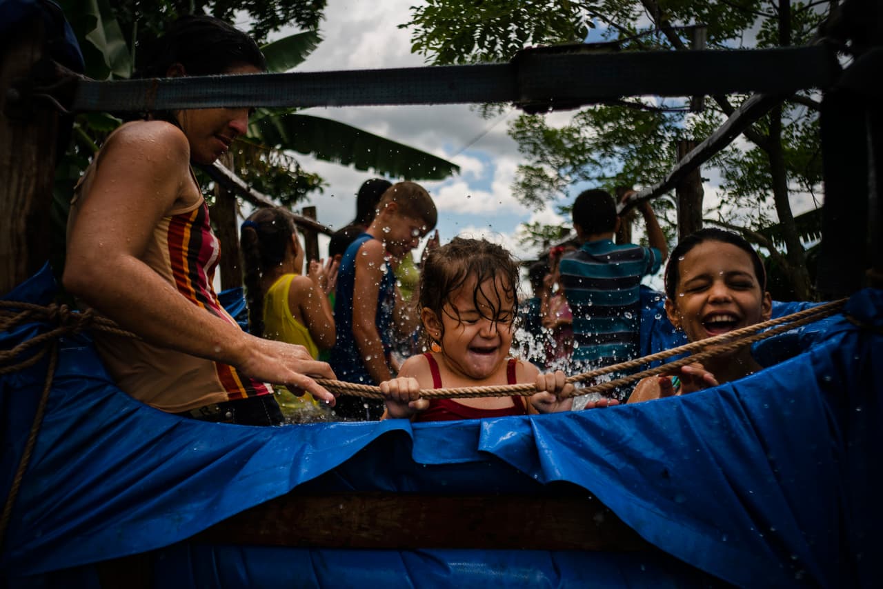 En el vecindario El Infernal, a unas 50 millas al oeste de La Habana, Cuba, los niños se resguardan del calor en una pintoresca piscina ambulante. Una innovadora idea que refresca a los residentes de una zona tabaquera recientemente renovada en la provincia de Pinar del Río.