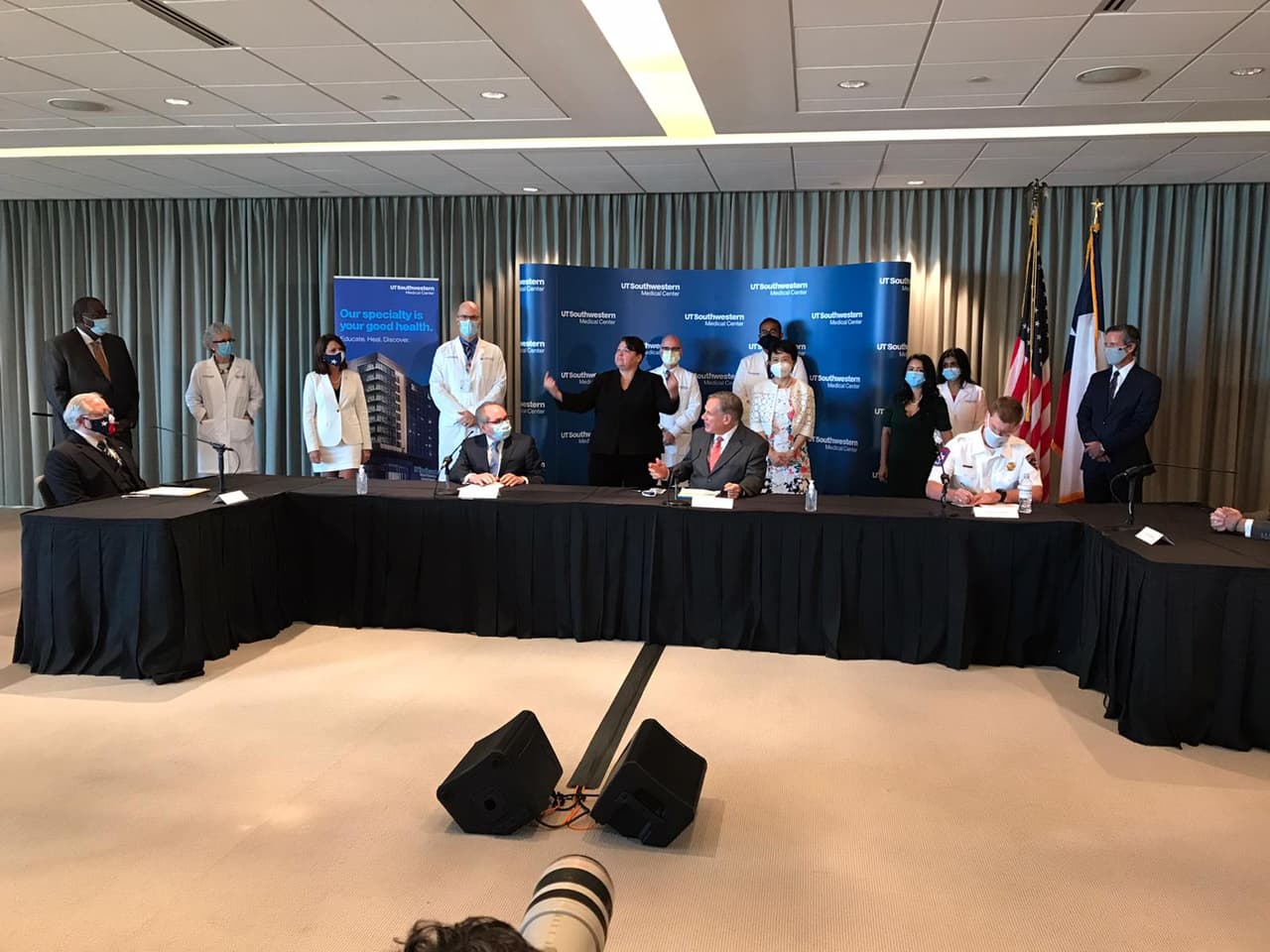 Desde temprano el gobernador participó en una mesa de trabajo junto a parte del Departamento de Salud y de Emergencias de Texas y junto a especialistas del Hospital UT Southwestern en su sede en Dallas.
<br>