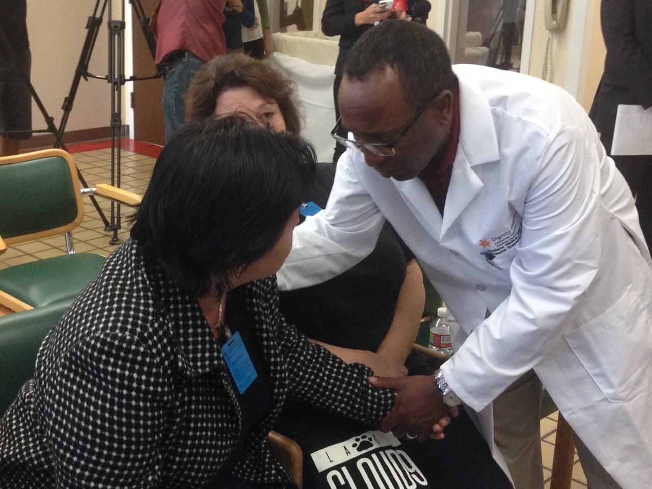 Gudata Hinika, jefe de Traumatología del centro médico California Hospital, reconforta a madre de marine baleado.