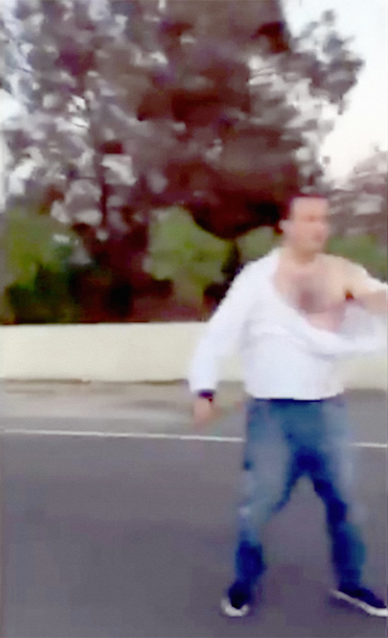 El hombre también sufrió daños en su vestimenta debido al ataque del hispano.