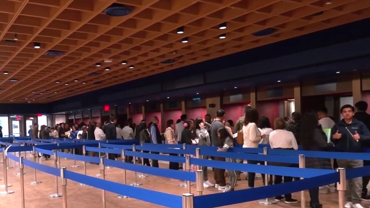 Solicitantes de visa en México reciben reprogramaciones mientras la Embajada opera