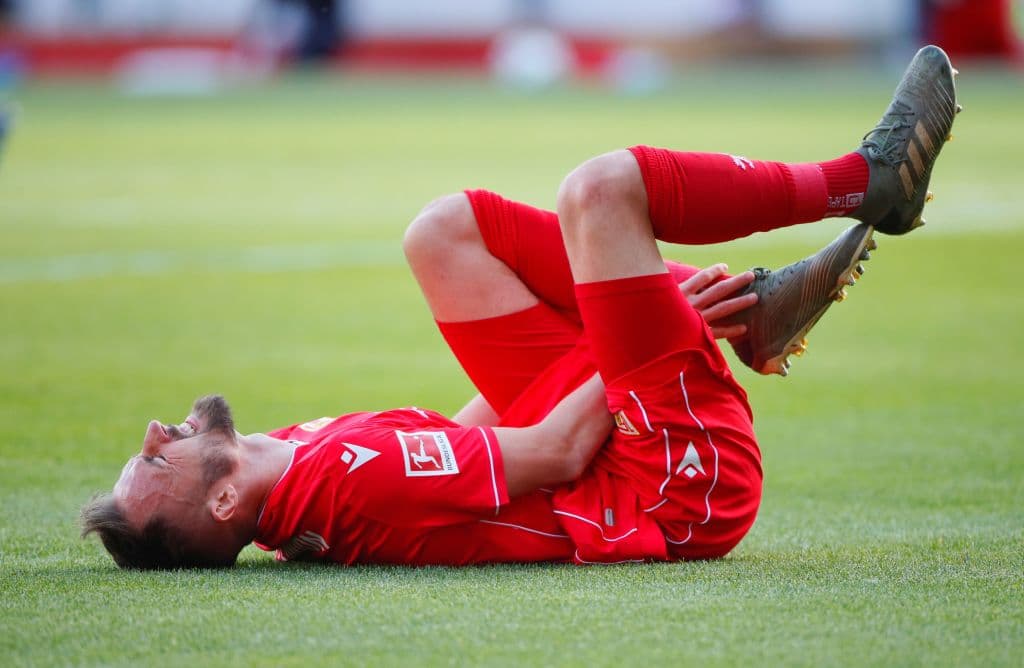 Florian Huebner se duele en el terreno de juego tras recibir una falta.
