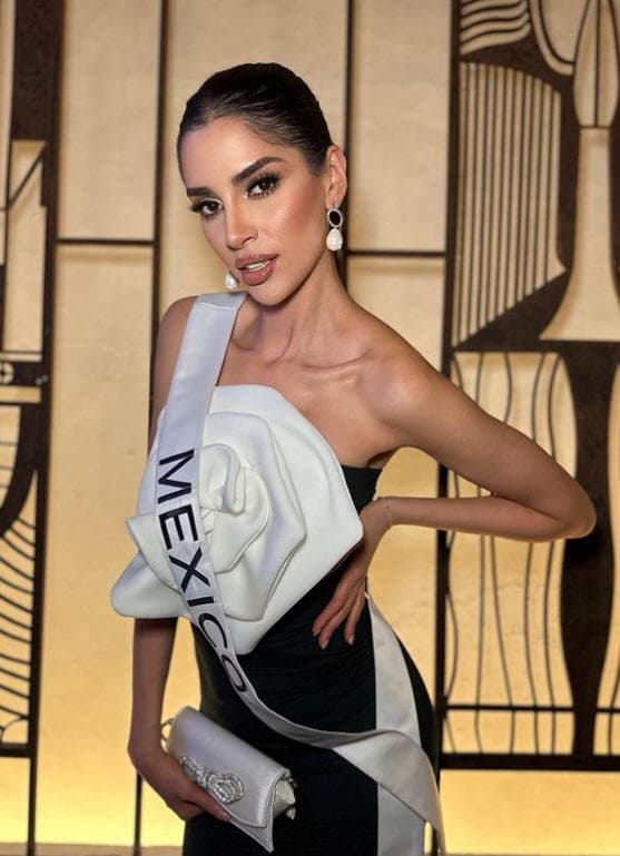 México está representado por 
<b>Melissa Flores Godínez</b>, de 25 años. Es modelo e influencer. Se graduó de la licenciatura en Psicología y estudia Cosmetología.