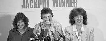 Otro caso sorprendente es el de Sheelah Ryan de Winter Springs, quien en 1994 acertó los seis números sorteados de Florida Lotto y ganó el premio mayor del juego de
<b>$ 55,1 millones, la mayor ganancia de lotería individual en Estados Unidos hasta ese momento.</b> En unos pocos meses, la fundación que ella creó había donado $100,000 solo a organizaciones benéficas del condado de Seminole. Ryan murió de cáncer a los 69 años.