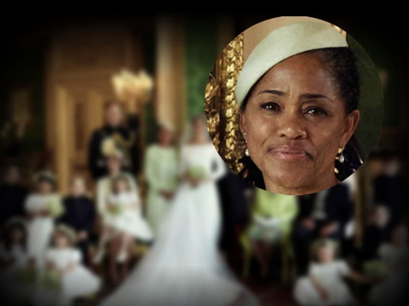 Al ampliar el rostro de Doria salta a la vista que el piercing ha desaparecido de su look de boda. Tal vez le incomodaba, tal vez le pidieron que se lo quitara o tal vez lo desdibujaron con ayuda de Photoshop, pero lo cierto es que ese accesorio que fue
<b><a href="https://en.vogue.me/culture/weddings-and-brides/the-world-loves-meghan-markles-mom-doria-ragland/">tan aplaudido</a></b> no aparece en la imagen.