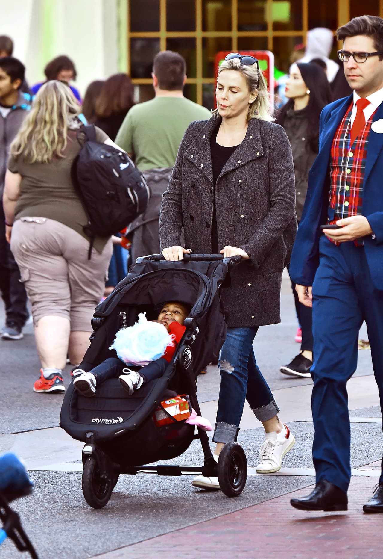 Iban escoltados por un miembro del staff del parque, para trato personal - y evitar las horas de filas.