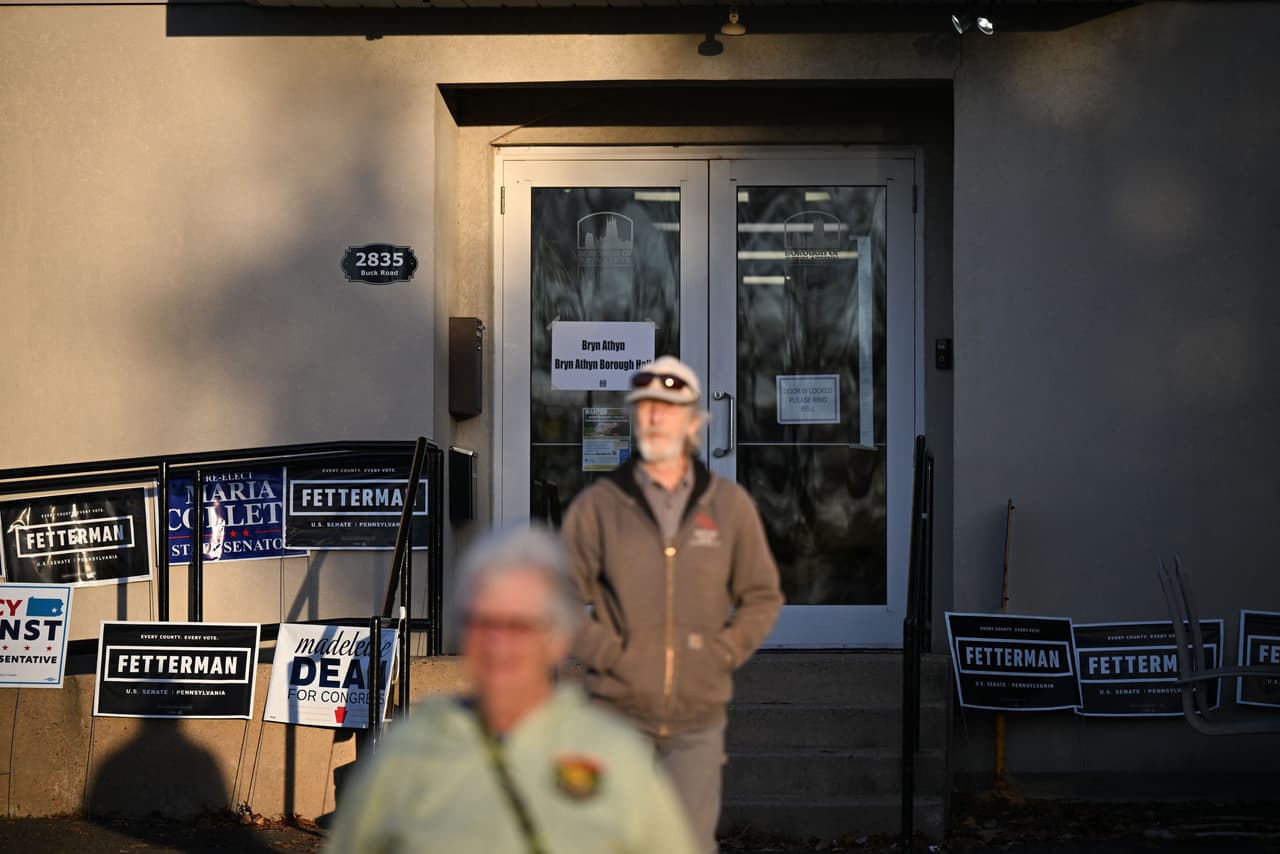 Los votantes salen de un centro de votación en Bryn Athyn, Pensilvania, durante las elecciones intermedias de EE. UU. el 8 de noviembre de 2022.