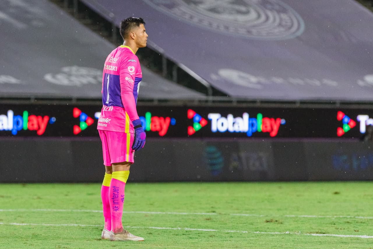 Miguel Sansores estuvo cerca de abrir el marcador, pero el poste del arco de Talavera le impidió el gol.