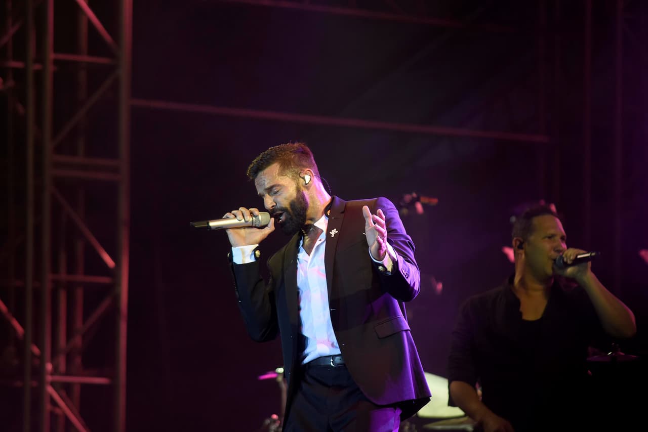 "Juntos, 
<b>podemos vencer la ignorancia y el atropello a la dignidad</b> humana que nos niega el acceso a las mismas oportunidades de vivir en inclusión y armonía", añadió.