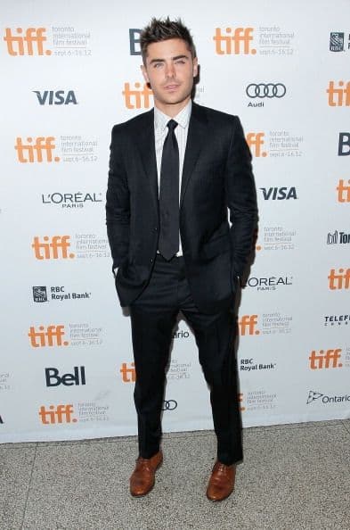 Este galán se distingue entre otros hombres por su estilo que mezcla tendencias clásicas con prendas modernas y juveniles. Aunque para eventos de alto nivel, un 'smoking' a medida en tonos oscuros es su favorito.