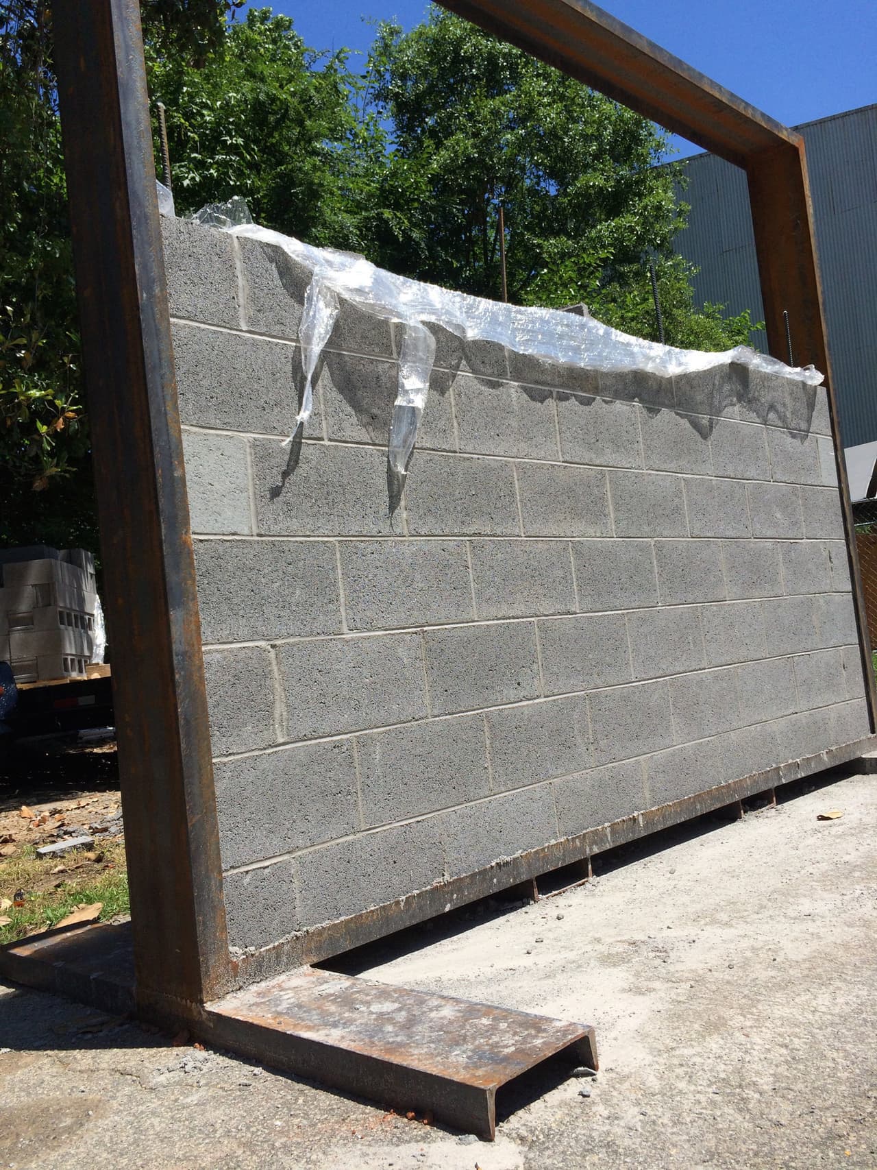 La instalación mide de 40 pies de alto y 16 de ancho (12,2 por 4,8 metros). La estructura está hecha de acero soldado, barras de refuerzo y hormigón y tiene un peso de más de 25,000 libras. Se erigió en una calle del centro de la ciudad de Atlanta.
<br>