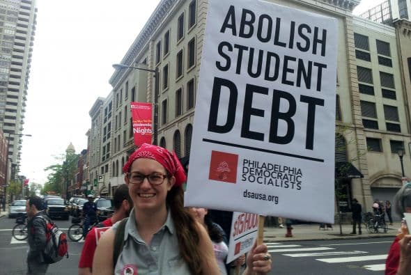 Varios protestantes pidieron que la deuda de prestamos estudiantiles se aboliera.