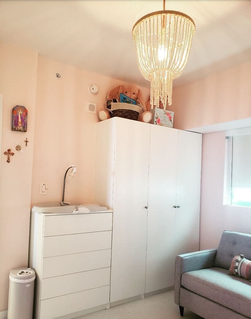 El color rosa abarca la habitación, 
<b>pero con un tono suave y sutil que reflejará calma junto con el contraste del gris</b>. Para Michelle se trata de un rosa que representa un algodón de azúcar.