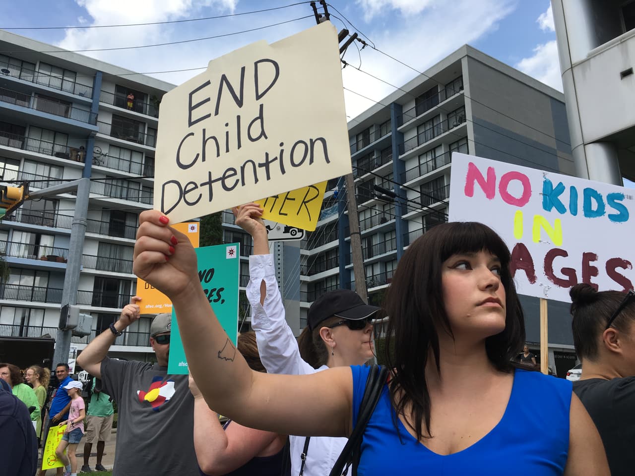 El reclamo de los manifestantes que exigen el cierre de los centros de detención de menores: "Necesitan protección, no maltrato"