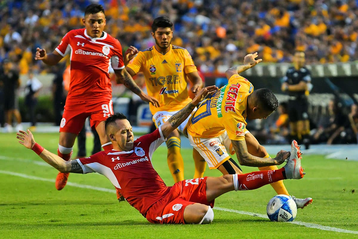La marca fuerte de Toluca en el mediocampo fue el mecanismo planteado para intentar frenar al ímpetu de Tigres con un hombre menos.