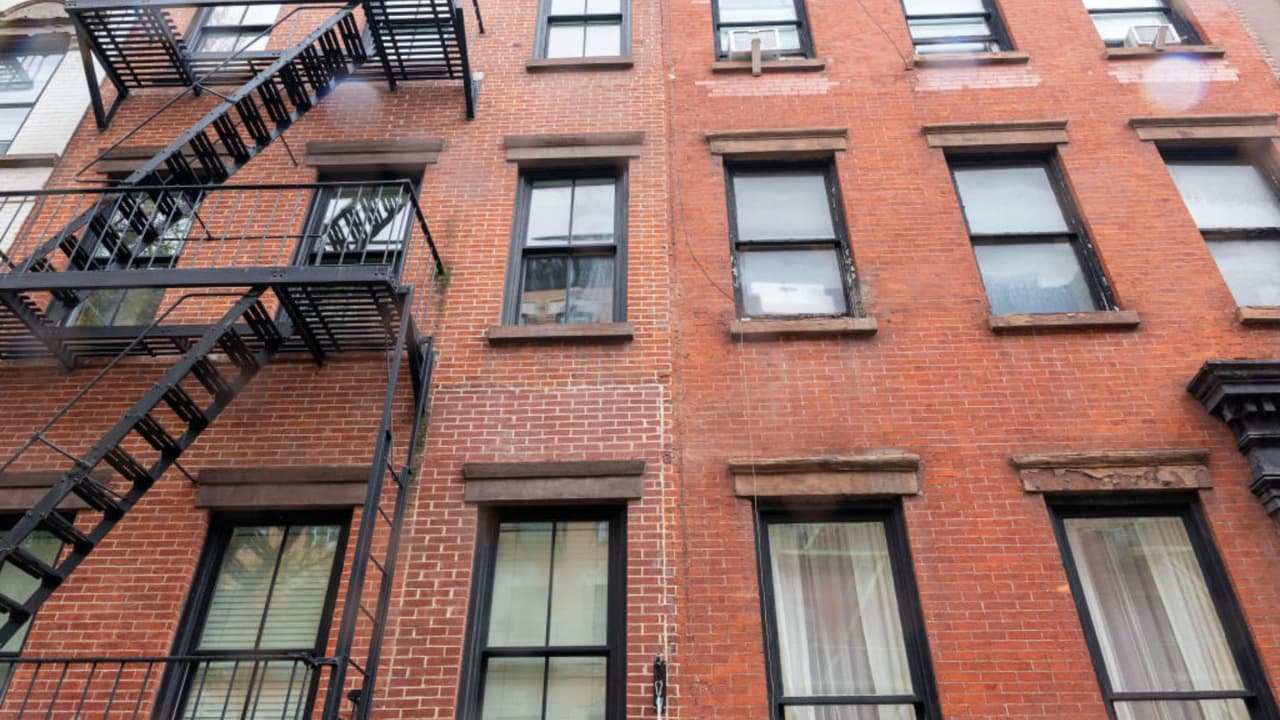 Por este motivo existen distintas organizaciones no gubernamentales y programas que te ayudan ya sea a conseguir un apartamento o bien a
<b><a href="https://www.univision.com/local/nueva-york-wxtv/edificio-jamaica-queens-apartamentos-loteria-vivienda-como-aplicar-fotos" target="_blank"> participar en una de las loterías de vivienda</a></b> que tiene la Ciudad de Nueva York.