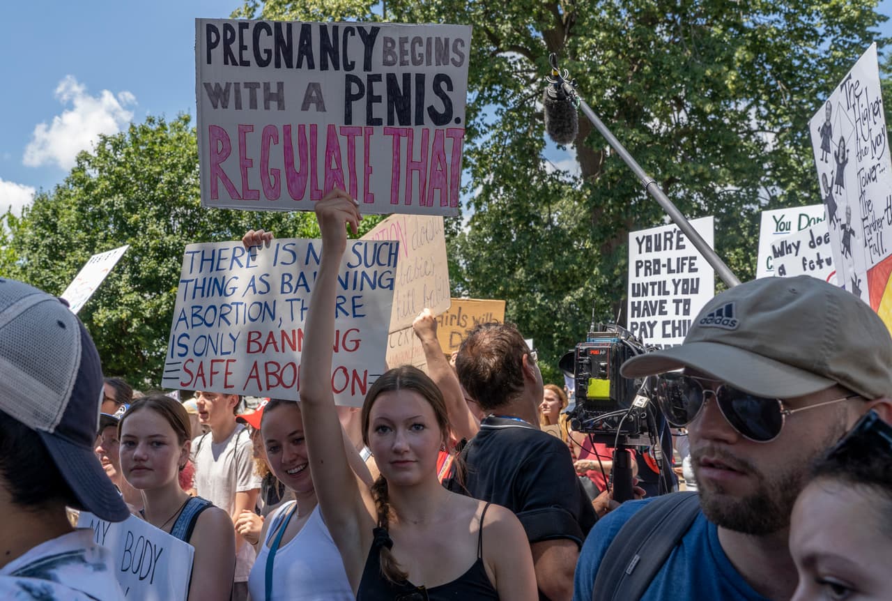 En Washington DC: 
<b>"El embarazo empieza con un pene. Regulen eso".</b>
<br>
<br>La Corte Suprema puso fin a las protecciones constitucionales para el aborto que habían estado vigentes durante casi 50 años. La decisión fue tomada por la mayoría conservadora que anuló la decisión Roe v. Wade tomada en 1973.
<br>