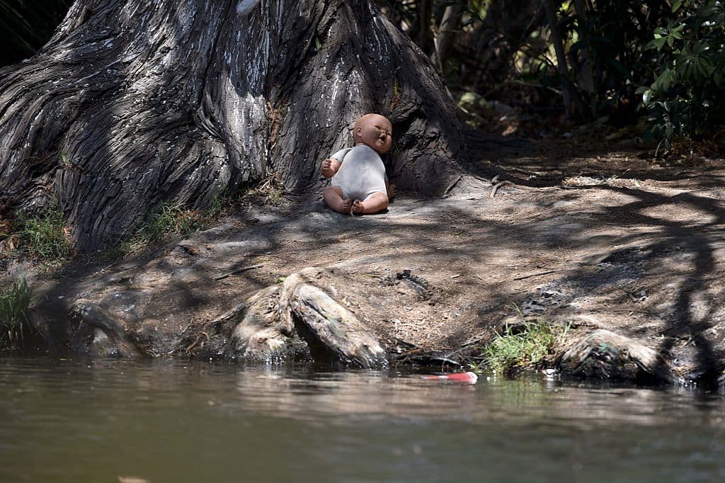 Poco tiempo después, encontró una pequeña muñeca en el lugar. Suponiendo que era de la pequeña, decidió colgarla en un árbol de la isla, como una manera de mostrarle su respeto y honor a la difunta. Pero entonces comenzaron los eventos extraños, y el señor notaba una presencia sobrenatural en el lugar.