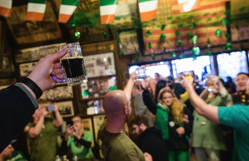 <b>Lugar 6. Irlanda.</b>
<br>
<br>Consumo per cápita:
<b>12.75 litros (2.80 galones).</b>