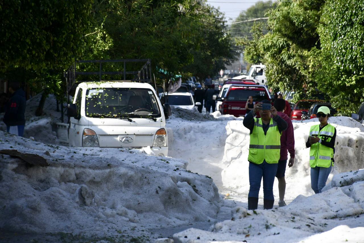 Los elementos de emergencia y Protección Civil 
<b>utilizaron escabadoras para remover el hielo que dejó varados automóviles</b> y afecto a cientos de viviendas.
