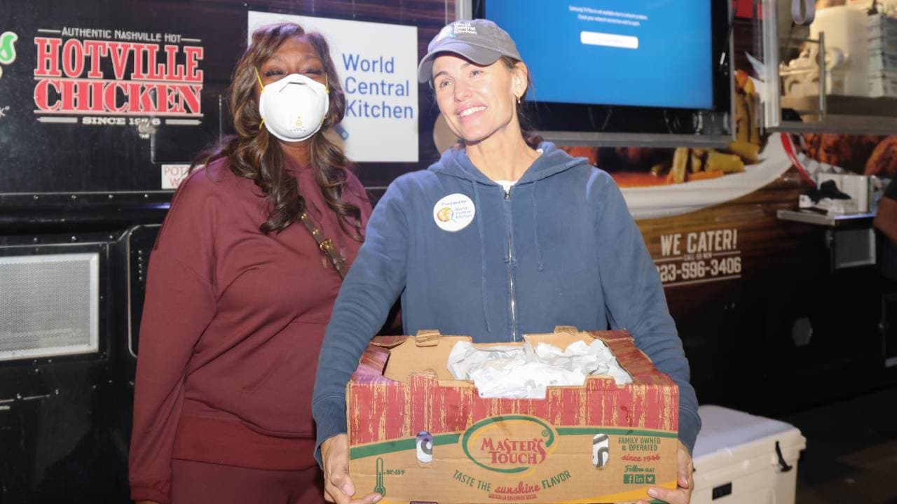 Jennifer Garner se ofrece como voluntaria para alimentar a los bomberos que sofocan los incendios en California.