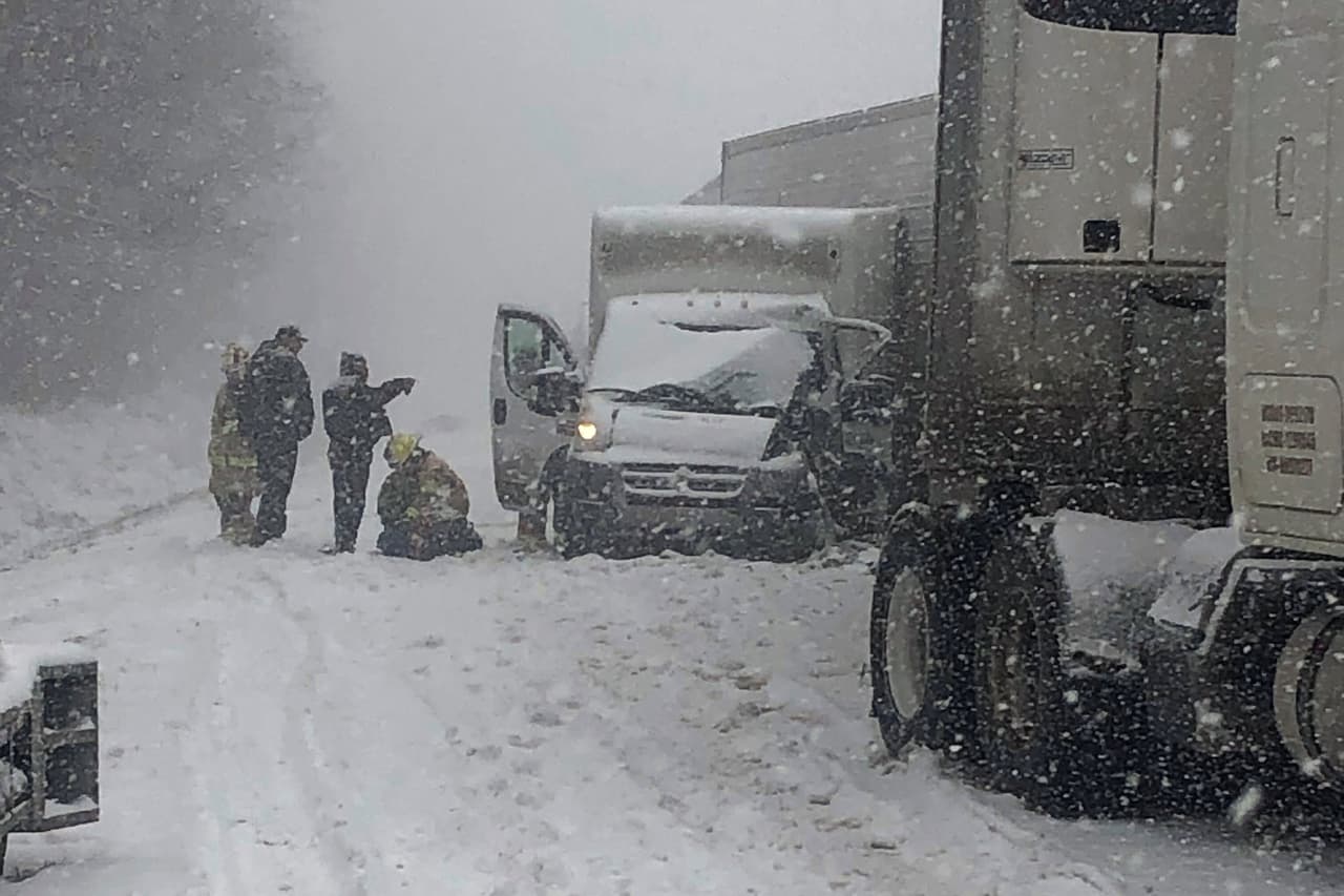 Poderosa tormenta invernal: miles de vuelos cancelados y decenas de miles de personas sin electricidad