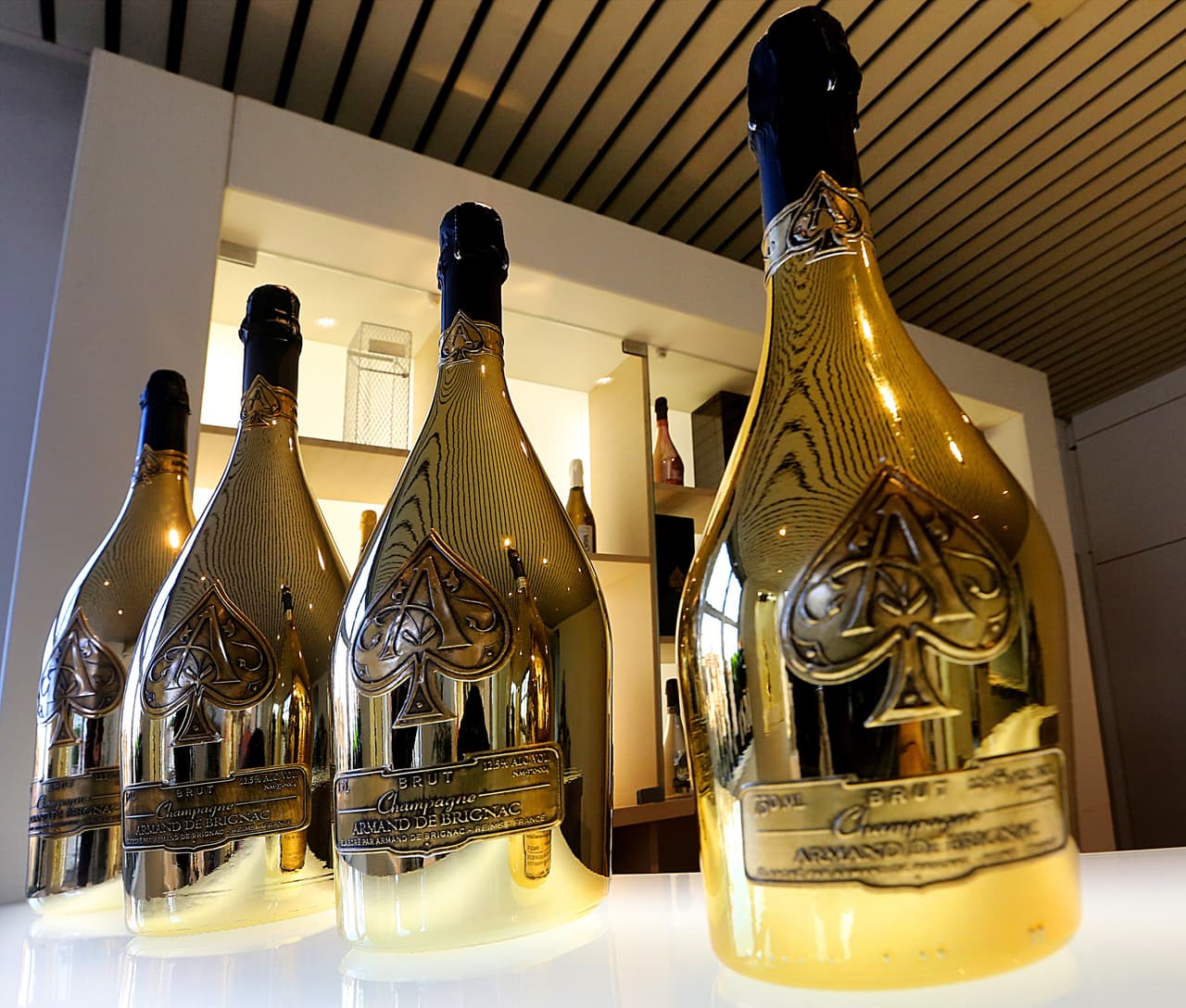 El festejo con champaña de Jay Z (250,000 dólares): El rapero compró 75 botellas de champaña Armand de Brignac mientras festejaba en un club de Miami, lo que le valió el record de la mayor cantidad de botellas de ‘bubbly’ abiertas en una noche. Además se reportó que dejó una propina de 50,000 dólares.