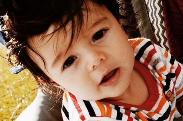 Hasta recién levantado y con carita de sueño, Baby Joshua nunca deja de sonreír.