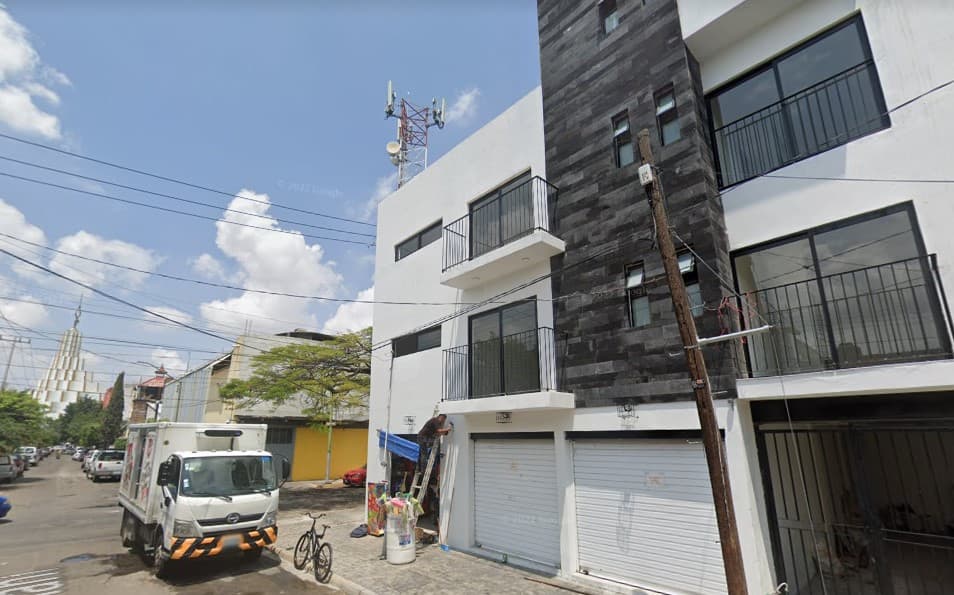 Edificio de apartamentos a nombre de Betsabé Joaquín y su esposo Daniel Núñez. Al fondo se observa el principal templo de La Luz del Mundo.