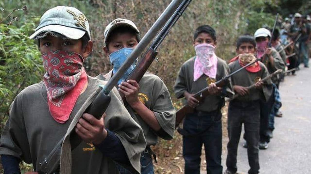 <b>En video.</b> Los líderes de la comunidad ruegan al gobierno que los ayude a protegerse y avisan de que, de no recibir apoyo, seguirán adiestrando a los menores de edad.