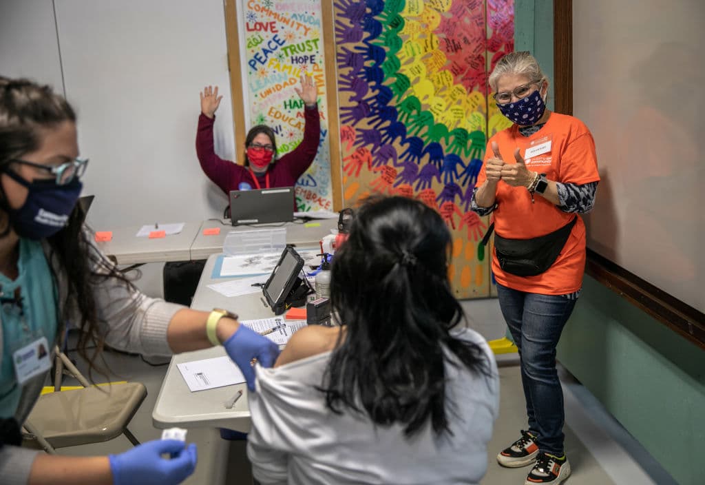 <b>Connecticut |</b> Es de los estados que más personas ha vacunado del país. Su gobernador, Ned Lamont, dijo este jueves que todos los residentes de 
<b>16 años o más serán elegibles a partir del 1 de abril</b> para recibir la vacuna. En la imagen, voluntarios celebran cuando un inmigrante recibe una vacuna el 14 de marzo de 2021 en Stamford.