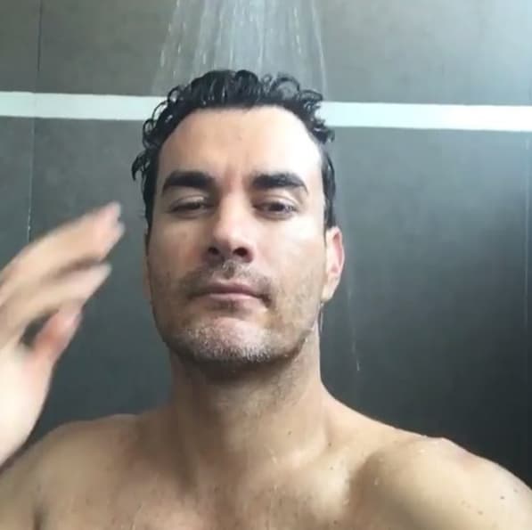 David Zepeda invitió a sus seguidoras a darse una ducha