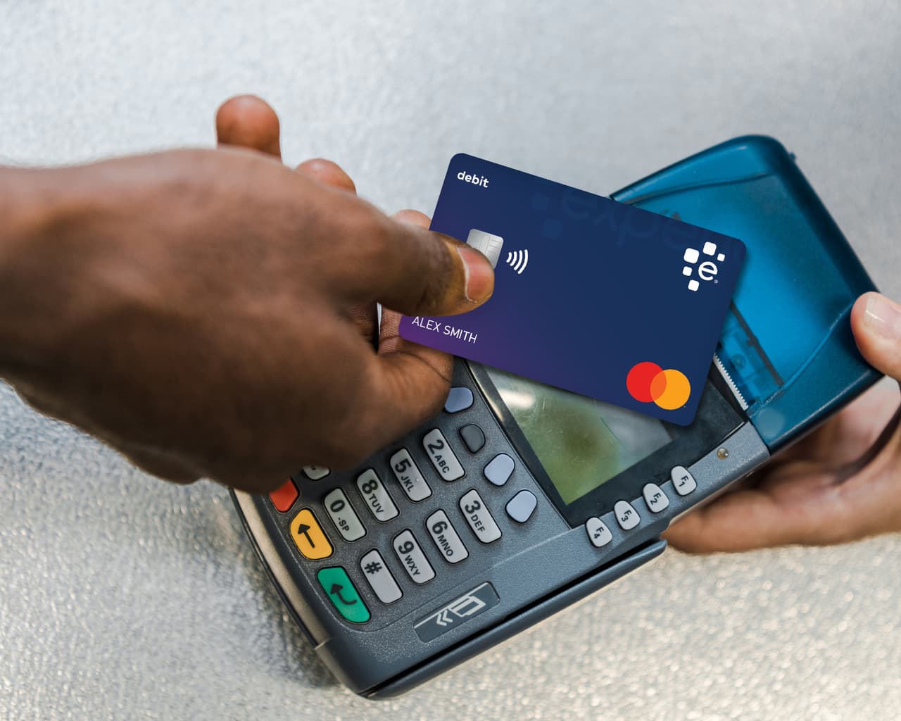 "Tarifas basura": Biden le declara la guerra a los exorbitantes cobros de la banca por sobregiros