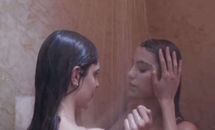 Bárbara también recordó que la escena en la que se bañan juntas tuvo algunas complicaciones: "(Fue épica) la de la regadera porque era otro escenario completamente diferente, ahí estábamos hirviendo [...]".