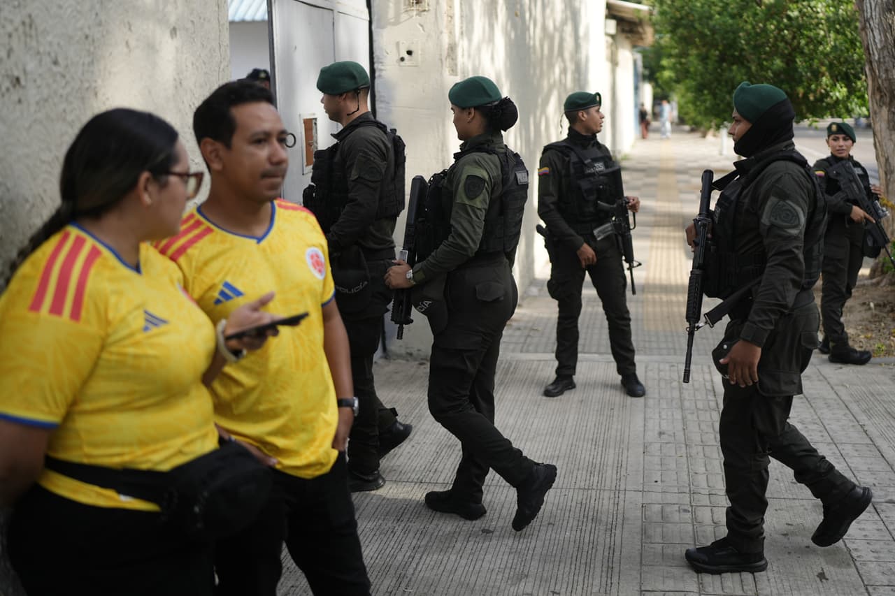 Los custodios del centro de votación donde el candidato presidencial Abelardo de la Espriella, del movimiento opositor Defensores de la Patria, votará en la segunda vuelta de las elecciones en Barranquilla, Colombia.