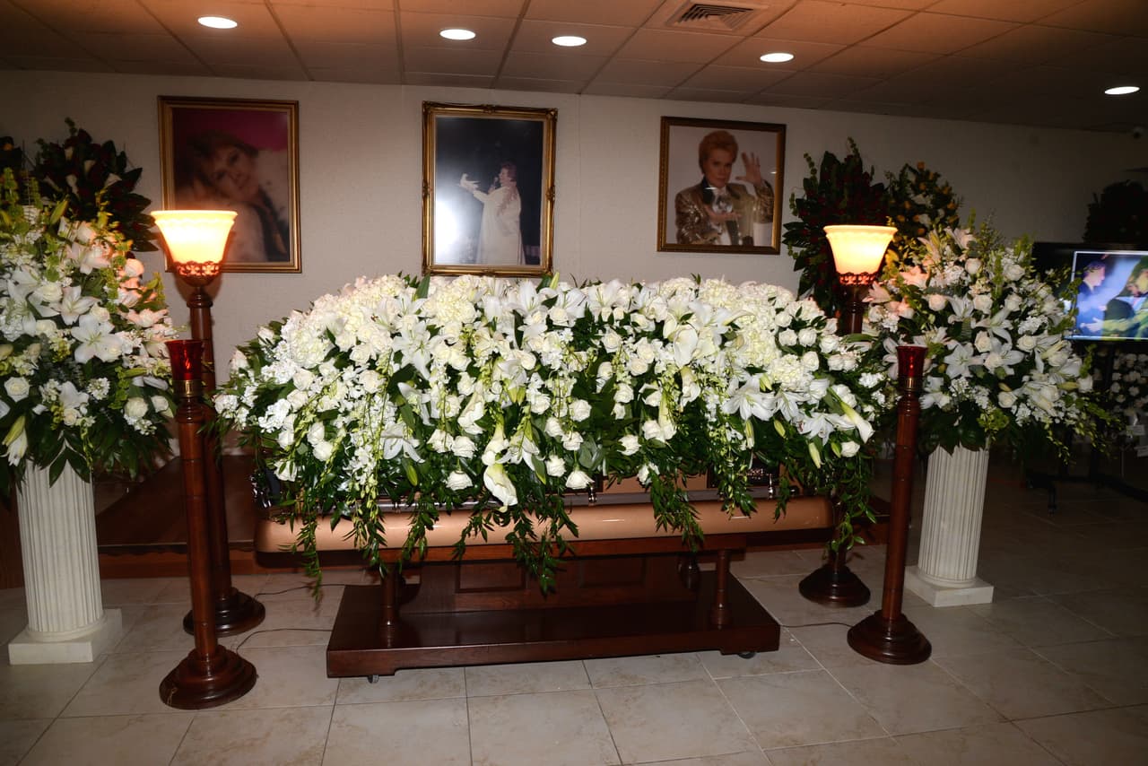 La respuesta de que le dio Walter Mercado a su hermano fue "no, no me esperes". El astrólogo de los famosos salió de su casa sabiendo que esta vez no volvería.