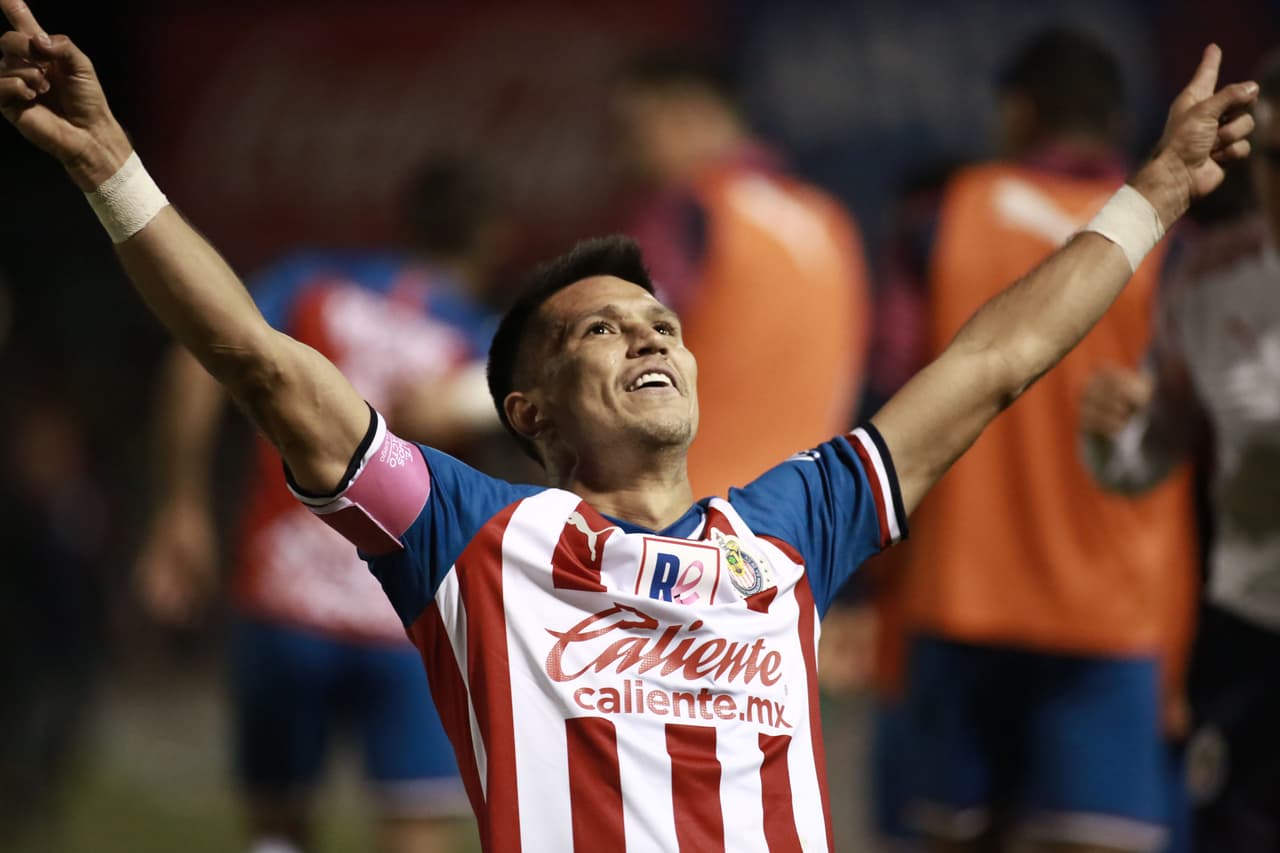 Chivas gana de manera dramática pero se mantiene vivo en la lucha por la Liguilla.