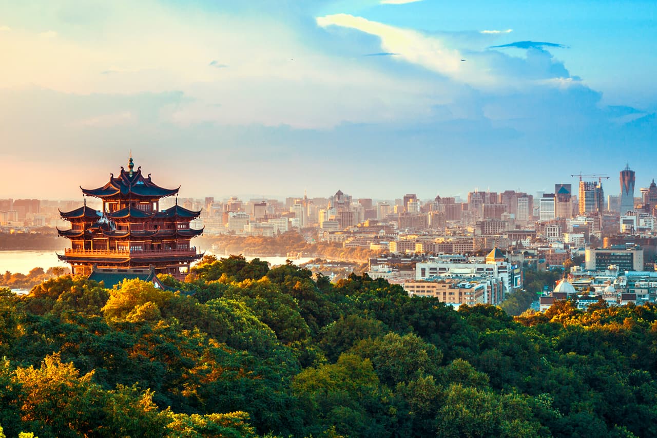 <b>Puesto 10. Hangzhou: 47 multimillonarios</b>
<br>
<br>Crecimiento en 2021: 21 nuevos multimillonarios
<br>
<br>Patrimonio neto de los multimillonarios de la ciudad: 269,200 millones de dólares
<br>
<br>Residente más rico: Shanshan Zhong (68,900 millones de dólares de patrimonio) 
<br>
<br>Las 21 nuevas personas con 1,000 millones de dólares o más en esta ciudad del sur de China hicieron que superara a Singapur, ahora fuera del 
<i><a href="https://www.forbes.com/sites/johnhyatt/2021/04/06/worlds-richest-cities-the-top-10-cities-billionaires-call-home/?sh=449e6a3c43e3" target="_blank">top</a></i>
<a href="https://www.forbes.com/sites/johnhyatt/2021/04/06/worlds-richest-cities-the-top-10-cities-billionaires-call-home/?sh=449e6a3c43e3" target="_blank"> diez de las ciudades con más multimillonarios de Forbes</a>. 
<br>
<br>El hombre más rico de esta ciudad es el décimotercer mayor multimillonario del mundo. Es el fundador de una exitosa compañía de agua embotellada.