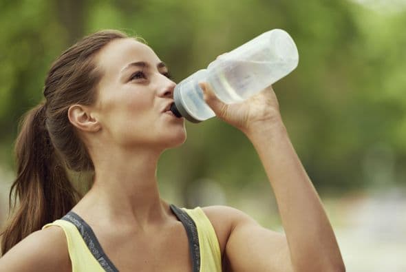 Mantente hidratada. Es un must en cualquier carrera.
