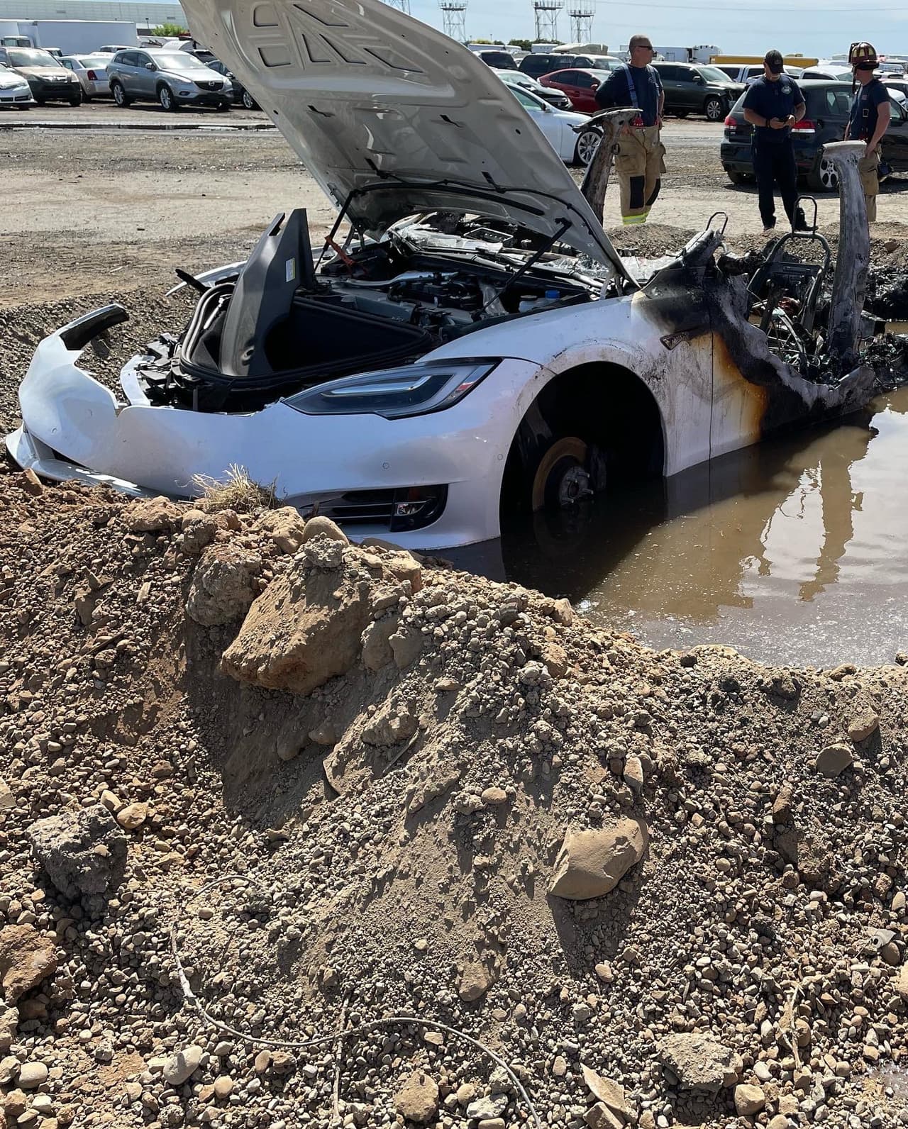 Así quedaron los restos del Tesla que comenzó a incediarse en el terreno de un lote de autos chatarra, al que el vehículo fue enviado tras un accidente.