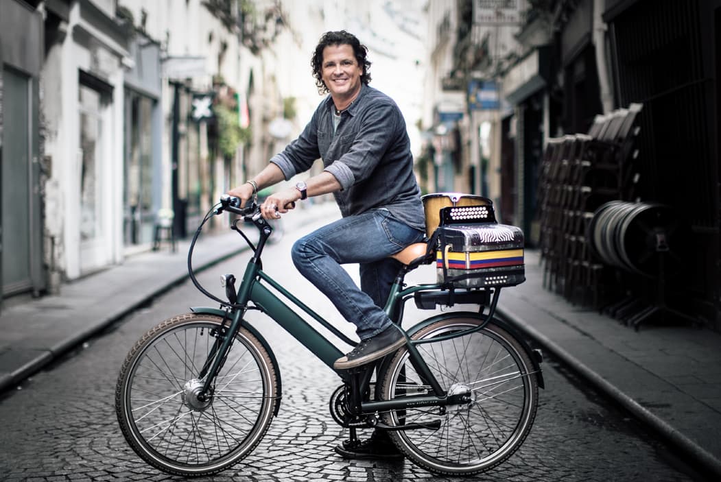 Mientras que Carlos Vives había declarado que su "trabajo consistió en la modernización de la música tradicional colombiana. La gente me llama ‘El rey del vallenato’. Lo conseguí con amor y dedicación a la música. Y
<b>mi música es única</b>, no la hace nadie. Yo la he inventado".