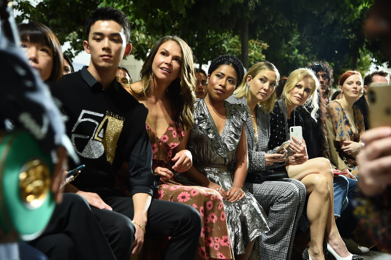 <b><a href="https://www.univision.com/shows/aqui-y-ahora/el-secreto-que-guardo-yalitza-aparicio-tras-filmar-roma-video" target="_blank">La protagonista de 'Roma'</a></b> asistió el miércoles 12 de septiembre al 
<b><a href="https://nyfw.com/" target="_blank">New York Fashion Week</a></b> para la presentación de la nueva colección del diseñador Michael Kors. Lo hizo en primera fila y sentada junto a las actrices Nicole Kidman y Kate Hudson.
