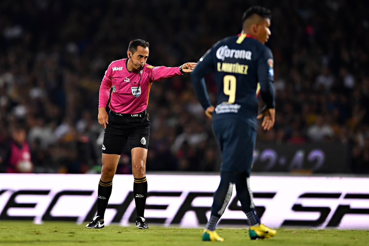 Y un minuto más tarde, a los 72, el árbitro marcó penalti en favor de las Águilas. El hombre en primer plano, Roger Martínez, se encargaría de patear desde los 11 pasos.