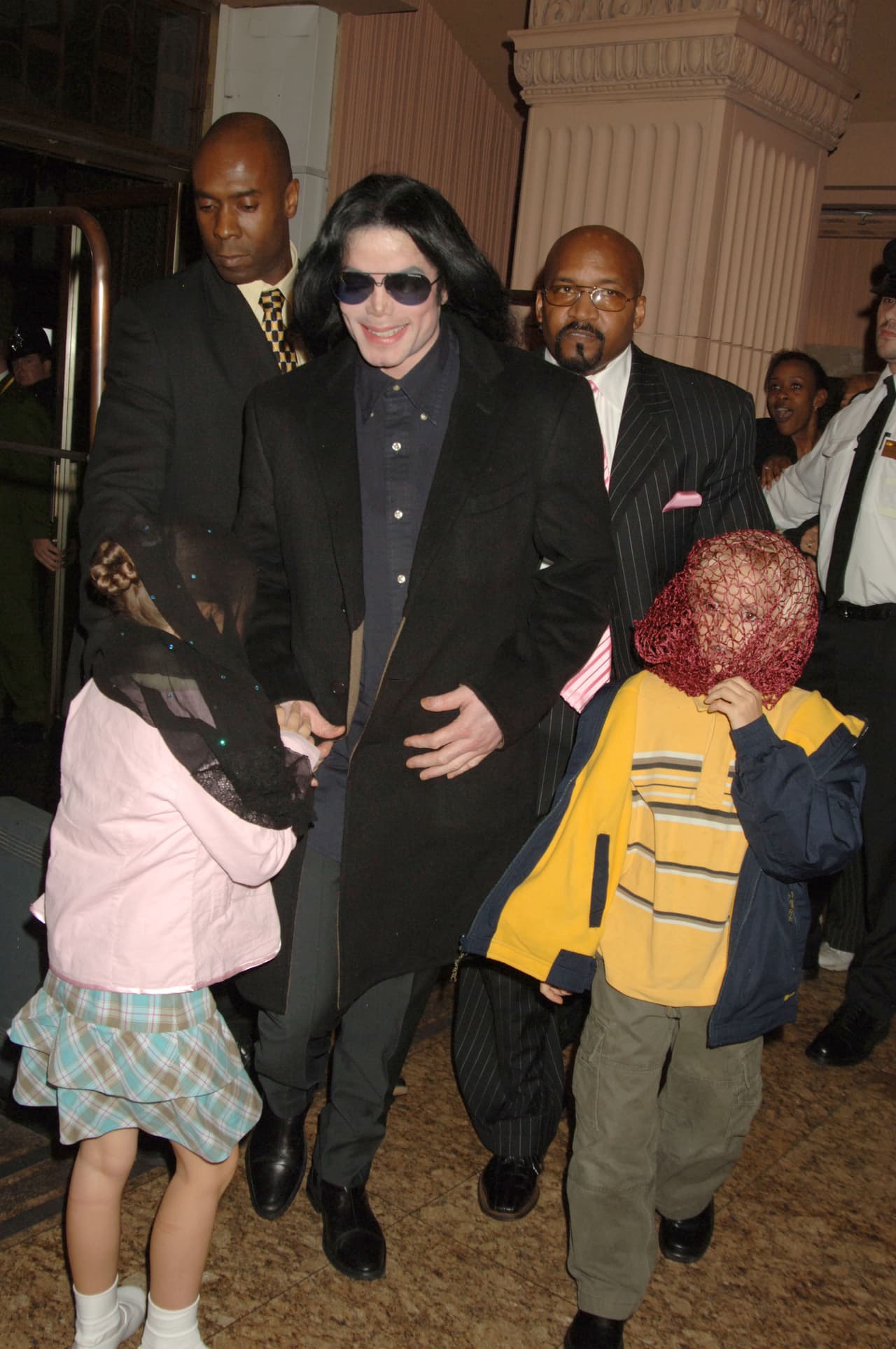 Michael Jackson se paseaba por el mundo en compañía de los tres niños con máscaras de carnaval o tapándoles la cara con cualquier tipo de tela, para evitar a los paparazzi.