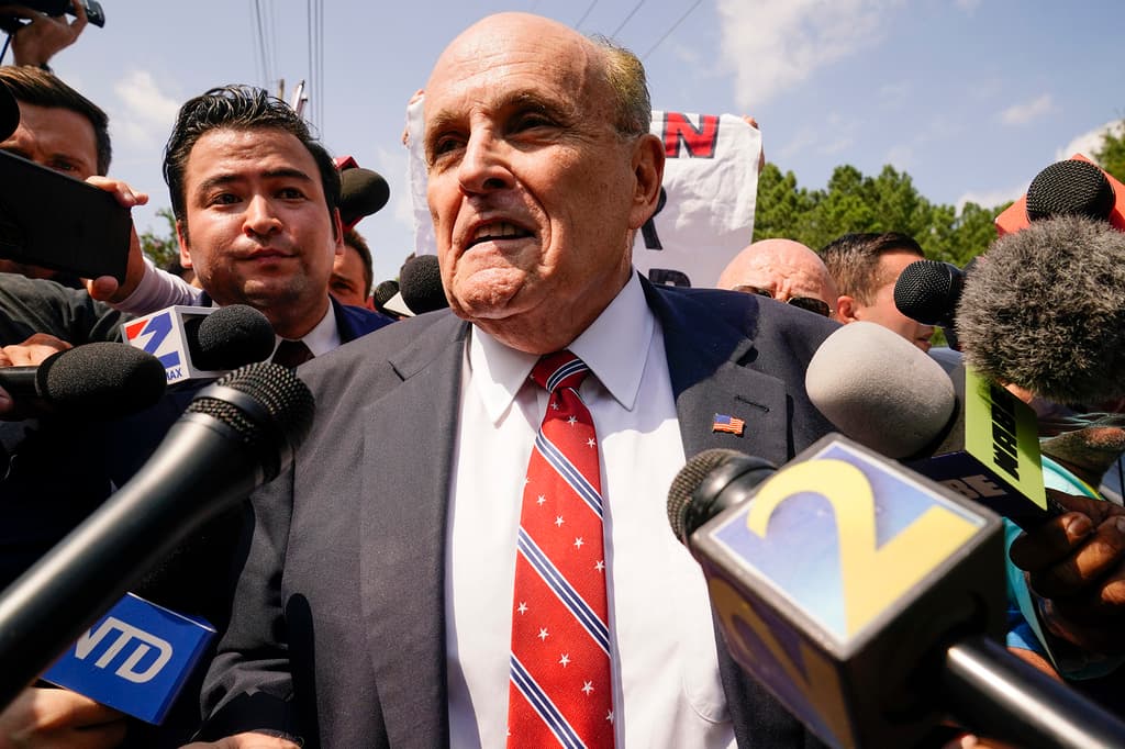 Rudy Giuliani habla con reporteros a su salida de la cárcel del condado de Fulton, en Atlanta (Georgia) donde se entregó este miércoles 23 de agosto de 2023.