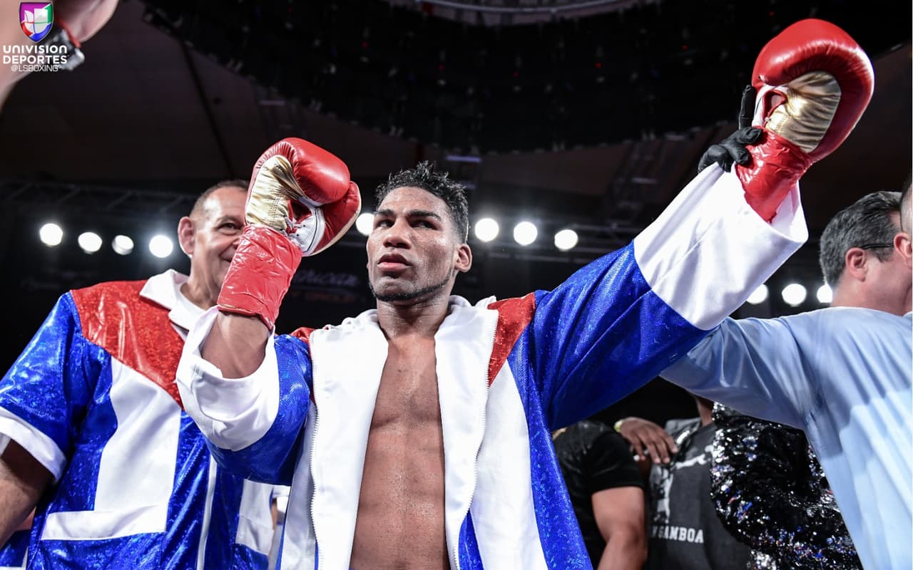 Yuriorkis 'El Ciclón de Guantánamo' Gamboa derrotó por decisión unánime al mexicano Miguel 'Barreterito' Beltrán Jr., a pesar de haber tocado la lona al final del primer round.