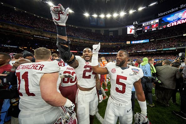 Alabama sorprendió y derrotó 24 - 6 a Clemson para clasificar al Juego de Campeonato de la NCAA.