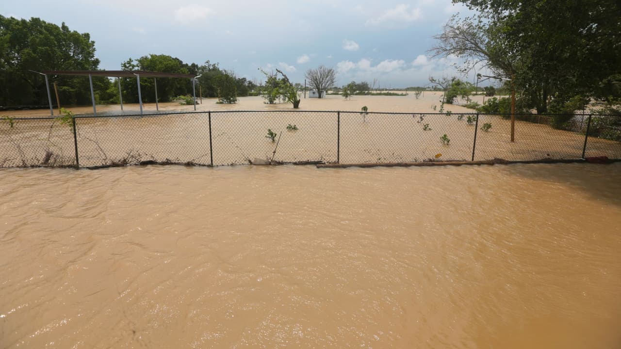 Una casa móvil en el este del condado de Harris, cerca de Houston, en la mañana del domingo 5 de mayo de 2024, está rodeada por las aguas de inundación causadas por el cercano río San Jacinto, que se desbordó debido a las fuertes lluvias a principios de esta semana.